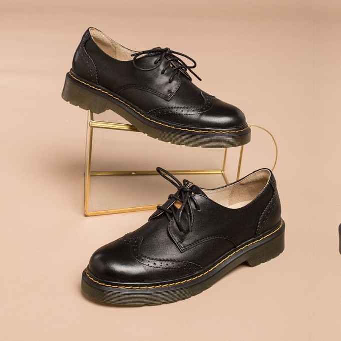 Handmade Wingtip Brogues Leather Lace Up Oxfords For Women Martin Sole in Black/White