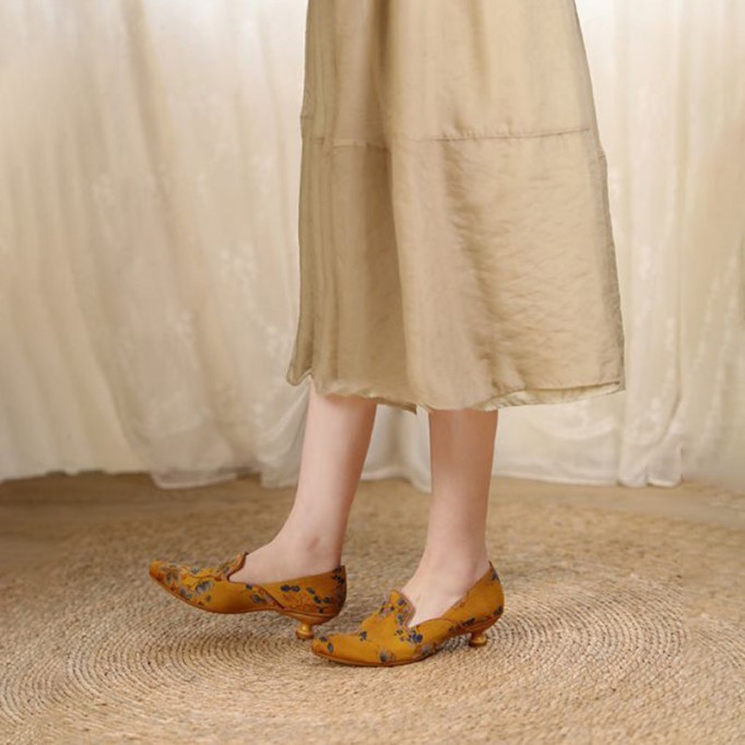 New Arrival Handmade Leather Pumps Kitten Heels Pointed Toe Retro Printing Style in Blue/Yellow