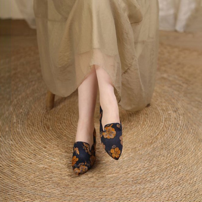 New Arrival Handmade Leather Pumps Kitten Heels Pointed Toe Retro Printing Style in Blue/Yellow