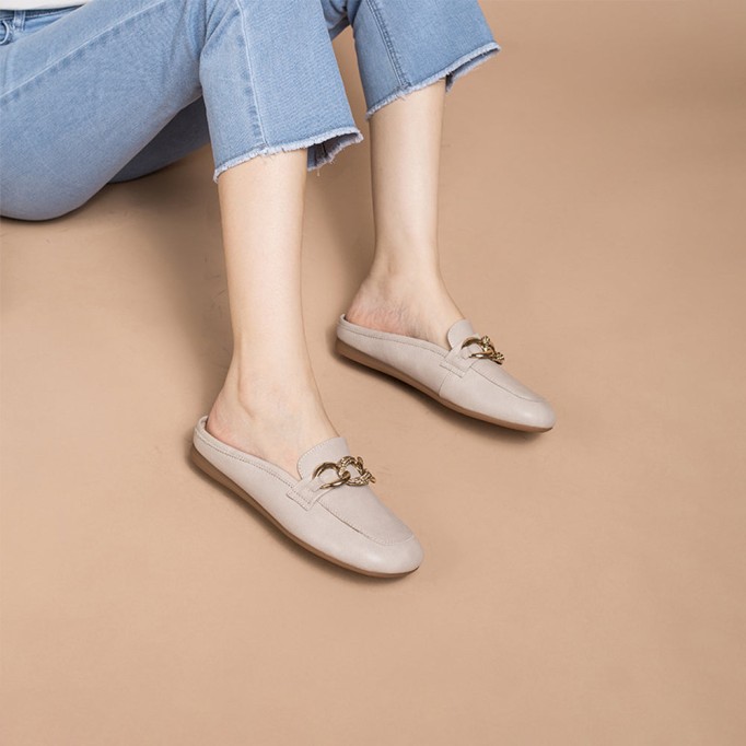 Retro Chain buckle-Detailed Leather Loafer Mules for Women Backless Loafers in Pink/Grey