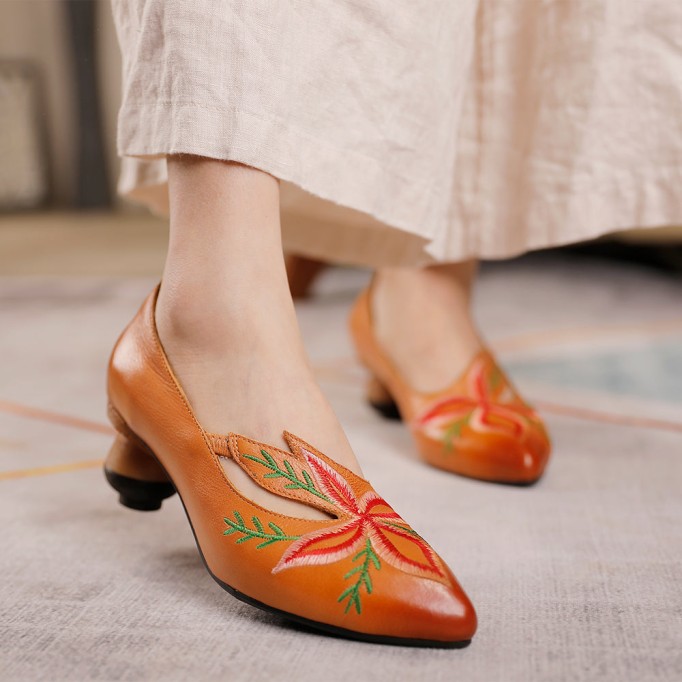 Retro Style Embroidery Pointed-Toe Pumps For Women Chunky Heel Designer Shoes Red/Camel