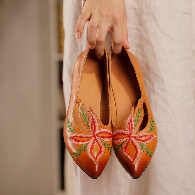 Retro Style Embroidery Pointed-Toe Pumps For Women Chunky Heel Designer Shoes Red/Camel