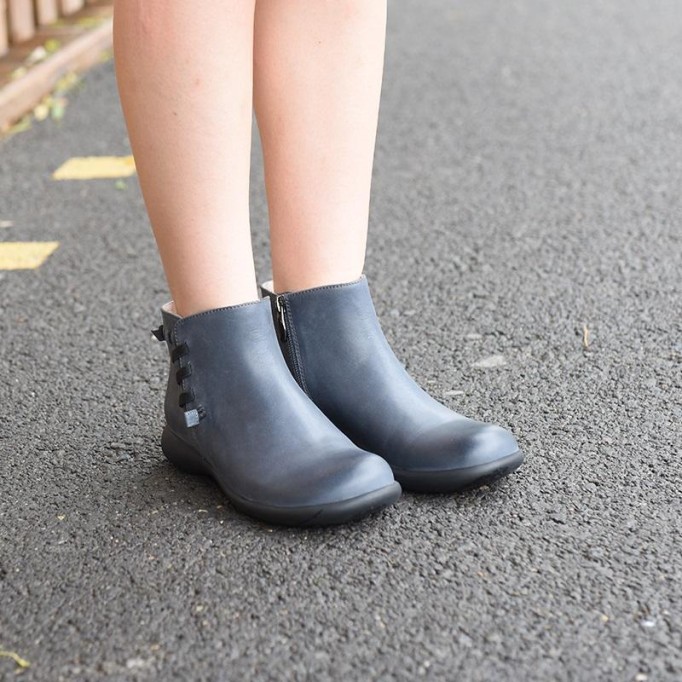 Women Retro Leather Short Boots for Winter Round Toe Ankle Boots Black/Blue