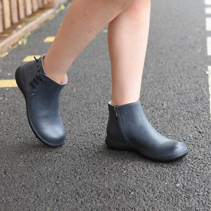 Women Retro Leather Short Boots for Winter Round Toe Ankle Boots Black/Blue