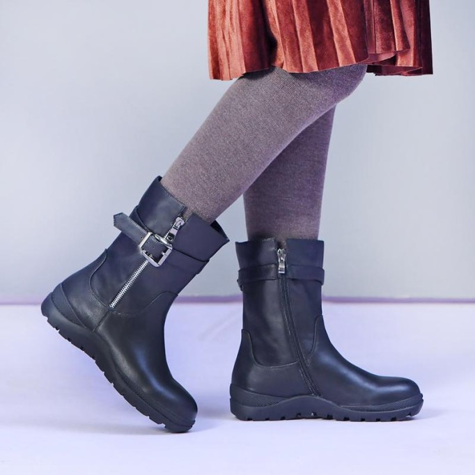 Womens Retro Leather Short Boots for Cold Winter Black Short plush
